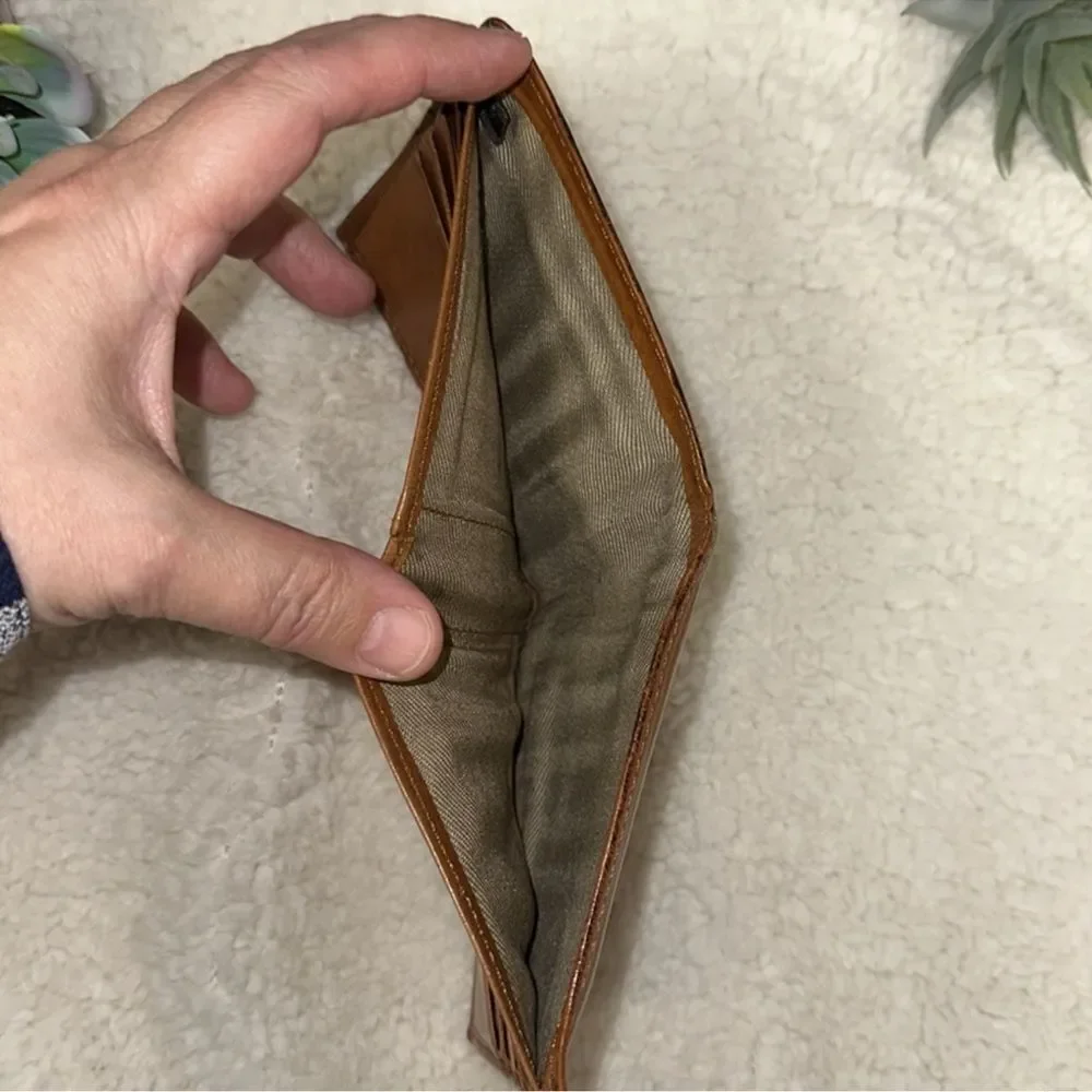 GUESS Tan Camel Brown Genuine Leather Billfold Bifold Wallet
